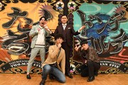 ツーマンライブ「MZN、『目覚めるな』のことー！」のポスターと同じポーズを決めるたくろうとドンデコルテ