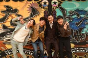 仲良く肩を組むたくろうとドンデコルテ。左からドンデコルテ小橋、たくろう・きむらバンド、ドンデコルテ渡辺銀次、たくろう赤木