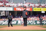 「広島東洋カープ対東京ヤクルトスワローズ」の始球式に登場したハナコ岡部 ©テレビ新広島