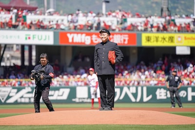 「広島東洋カープ対東京ヤクルトスワローズ」の始球式に登場したハナコ岡部 ©テレビ新広島