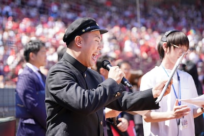 試合前の選手紹介アナウンスを担当したハナコ岡部 ©テレビ新広島