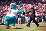 スラィリーに迎えられるハナコ岡部 ©テレビ新広島