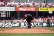 マウンドで一礼するハナコ岡部 ©テレビ新広島