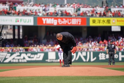 マウンドで一礼するハナコ岡部 ©テレビ新広島