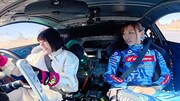ハンドルを握るカーネーション吉田