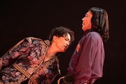 コント「チークビビット・ザ・ミュージカル」に参加する山崎育三郎（左）