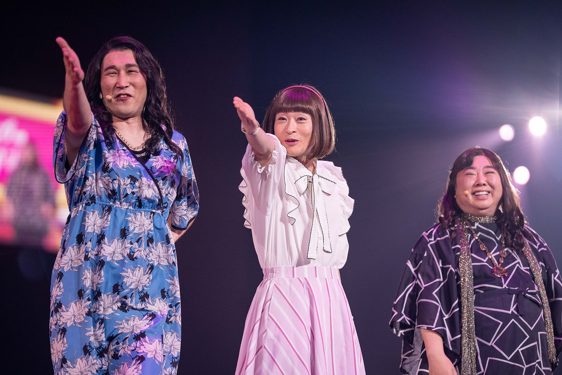吉本新喜劇とASOKOのコラボグッズ登場、傘やポーチに座員の顔がズラリ