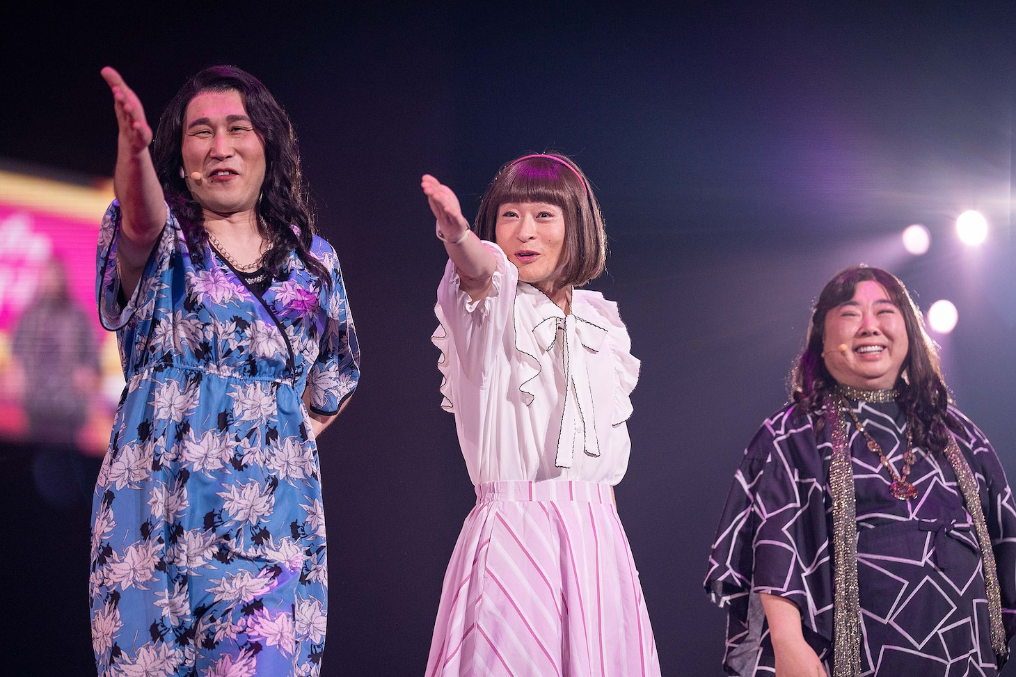 みづき（シソンヌじろう）、まーこ（川西賢志郎）、みか姉（ドランクドラゴン塚地）による「やかましい三姉妹 ON STAGE」