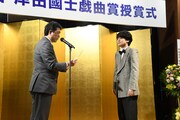 「第70回岸田國士戯曲賞」を受賞した蓮見翔（右）