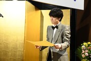 「第70回岸田國士戯曲賞」の賞状を受け取る蓮見翔（右）