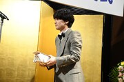 「第70回岸田國士戯曲賞」の正賞の時計を受け取る蓮見翔（右）