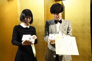 贈られた正賞の時計の包み紙をこの場ではがす「第70回岸田國士戯曲賞」受賞者2人
