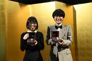 「第70回岸田國士戯曲賞」の正賞の時計を手に、笑顔の大石恵美と蓮見翔