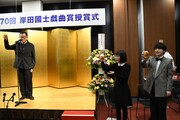 乾杯の挨拶をするヨーロッパ企画の上田誠と、「第70回岸田國士戯曲賞」受賞者の大石恵美と蓮見翔
