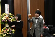 乾杯する大石恵美と蓮見翔