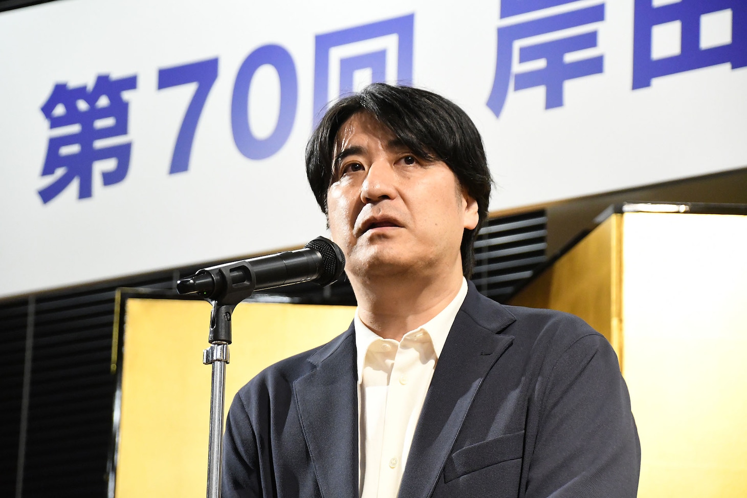 蓮見翔にお祝いの言葉を贈る佐久間宣行