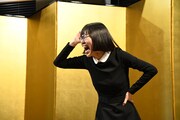 パフォーマンスする大石恵美