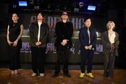 左からMaRI、STUTS、Zeebra、霜降り明星せいや、Charlu