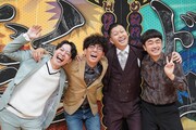 囲み取材に応じたたくろうとドンデコルテ。肩組み仲良しショット