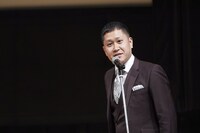 「オトナノススメ」を歌うドンデコルテ渡辺銀次