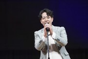 「オトナノススメ」を歌うドンデコルテ小橋