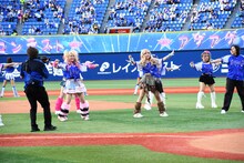 エルフが横浜スタジアム登場「ベイスターズしか勝たん！」荒川はピンクのボールにギャル魂込め投球