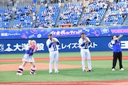 山﨑康晃選手、九鬼隆平選手と共に「ハッシュタグ」ポーズ