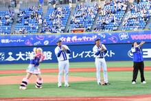 エルフが横浜スタジアム登場「ベイスターズしか勝たん！」荒川はピンクのボールにギャル魂込め投球