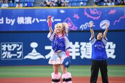 ピンクに彩られたボールを掲げるエルフ荒川と、パワーを送るエルフはる