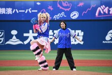 エルフが横浜スタジアム登場「ベイスターズしか勝たん！」荒川はピンクのボールにギャル魂込め投球