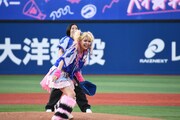 力いっぱい投球したエルフ荒川
