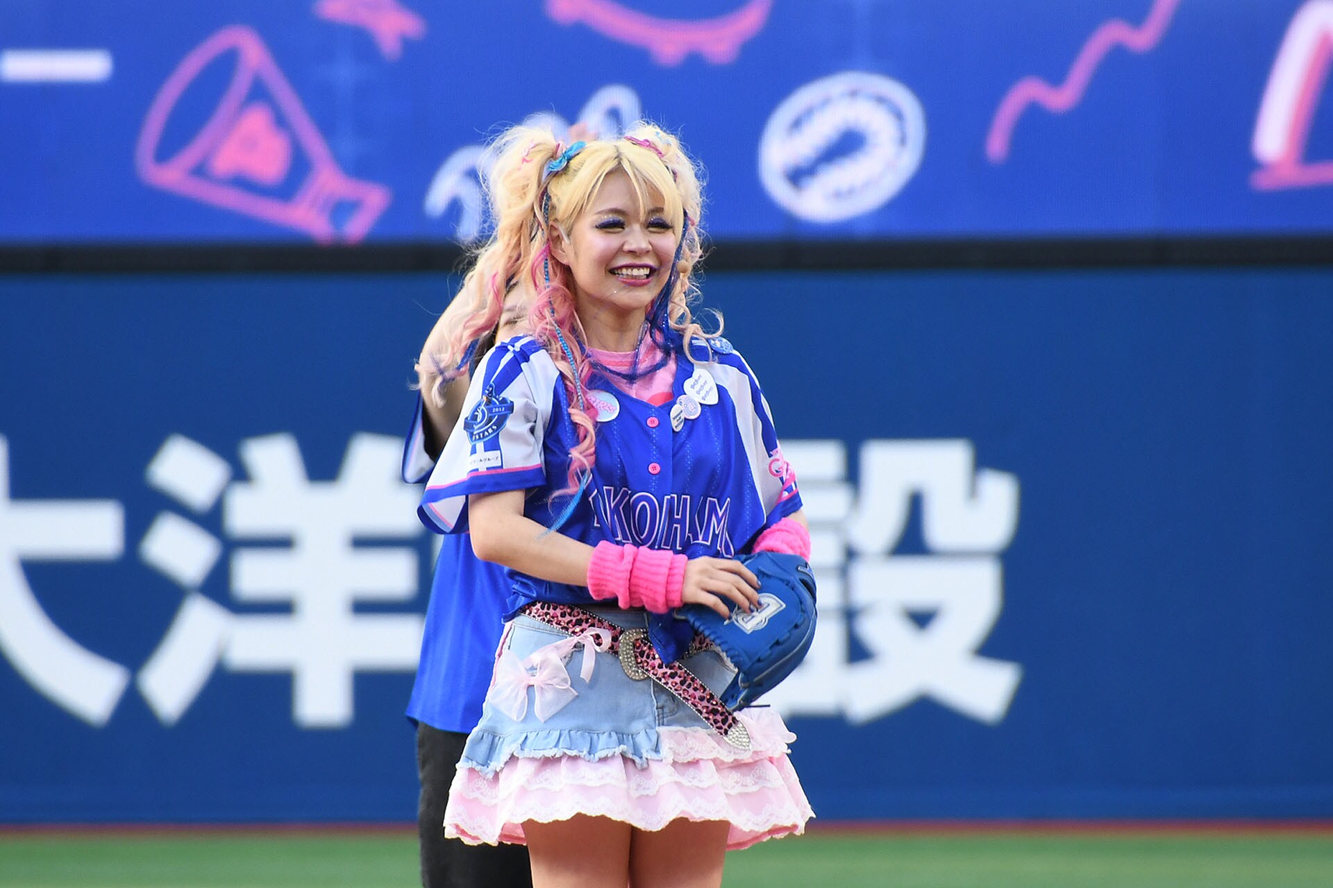 エルフが横浜スタジアム登場「ベイスターズしか勝たん！」荒川はピンクのボールにギャル魂込め投球