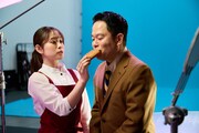 「完全メシ BREAD」のCM「完全メシパーン」編の撮影に臨む（左から）森山未唯、ダイアン津田