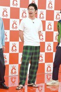 サンダルで会見に登場した、しずる池田
