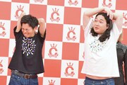 昨年準決勝で敗退した悔しいときのポーズを再現する、かが屋
