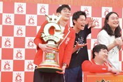 トロフィーをしっかり抱えるロングコートダディ堂前と、兎、かが屋