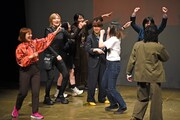 クイズに正解して喜ぶ一同
