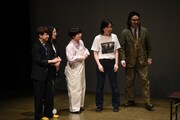 ナプキンの無音開封を見守る一同