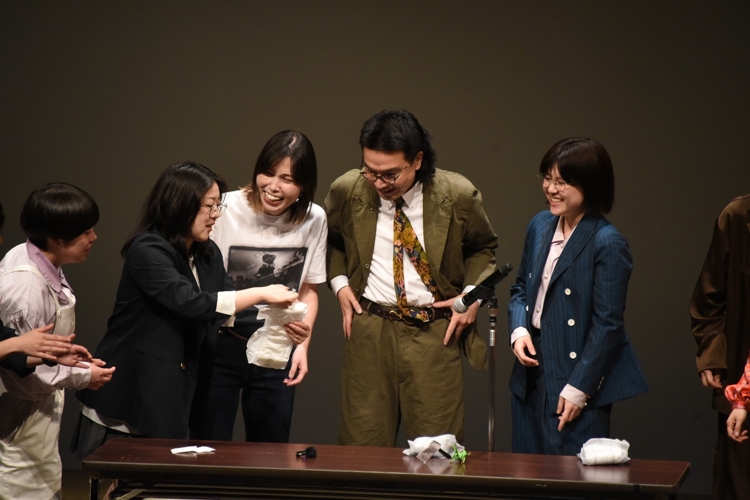 ナプキンの仕組みを説明してもらうカナメストーン山口