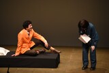 にぼしいわし・いわし（右）からの質問内容に怒るカナメストーン零士（左）