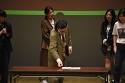 もらっていたナプキンを並べるカナメストーン山口