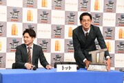 トロフィーを置く位置がここでいいか確認するトット桑原