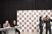 フォトセッション中、トットに「笑顔で！」と声をかけるギャロップ
