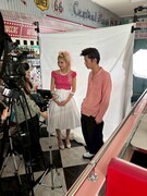 ミュージックビデオの撮影に臨むThe Biscatsとモグライダー芝
