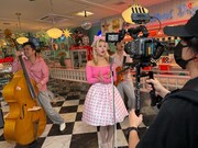 ミュージックビデオの撮影に臨むThe Biscatsとモグライダー芝