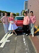 ミュージックビデオの撮影に臨むThe Biscatsとモグライダー芝