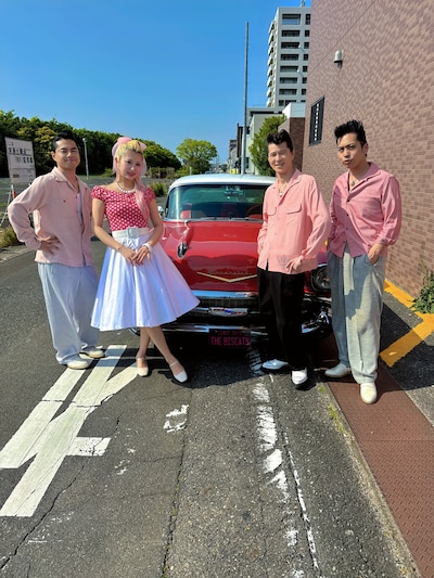 ミュージックビデオの撮影に臨むThe Biscatsとモグライダー芝