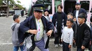 長浜曳山祭の子ども歌舞伎の出演者たちを送迎するバナナマン日村