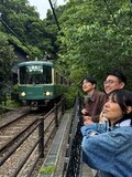 手前から井森美幸、銀シャリ橋本、羽鳥慎一