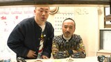 「かりそめ天国」でおいしいシュウマイを調査する（左から）ハナコ岡部、かもめんたる・う大